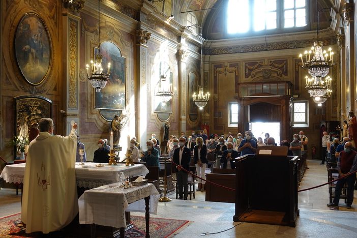 Bra, prima Messa dopo il lockdown ai Battuti Neri tra misure di sicurezza, emozione e ritrovata serenità