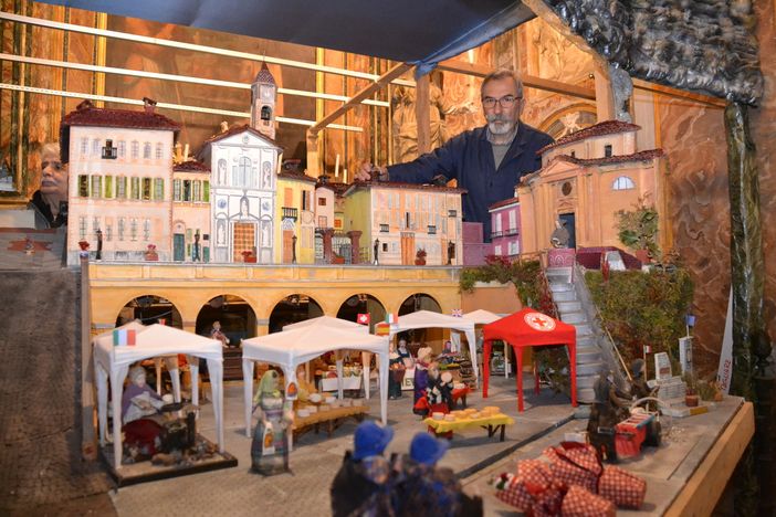 Nella foto di Luciano Cravero un volontario dell’associazione Presepe della Croce all’opera