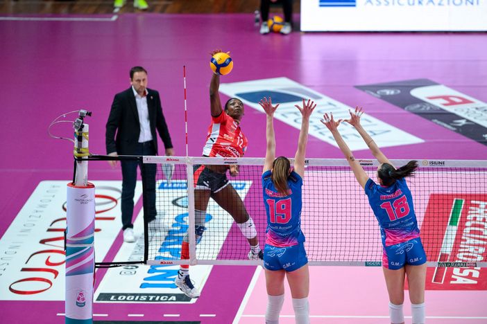 Coach Bellano, sullo sfondo, guarda attaccare Enweonwu  nella partita vinta dalla sua squadra contro Pinerolo: domani con Trento non esiste altro risultato che quello utile (Foto: Danilo Ninotto)