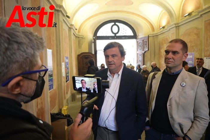 Calenda: "Asti e bellissima, certo non inferiore ad Alba, ma il conservatorismo le impedisce di spiccare il volo" [VIDEO]
