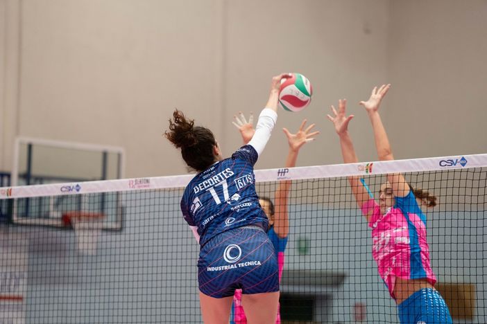 Un attacco di Decortes nel match disputato all'andata (foto sito Legavolleyfemminile) Un attacco di Decortes nel match disputato all'andata (foto sito Legavolleyfemminile)