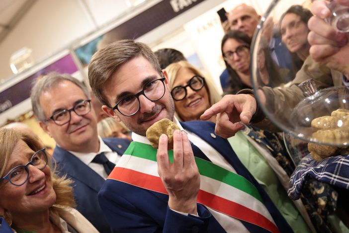 Il primo cittadino Alberto Gatto all'inaugurazione della Fiera Internazionale del Tartufo Bianco d'Alba 2024