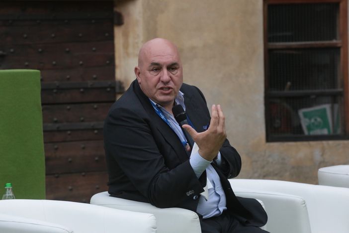 Crosetto in volo verso l'Italia: "Utilizzo un volo militare. Ho pagato il triplo della tariffa"