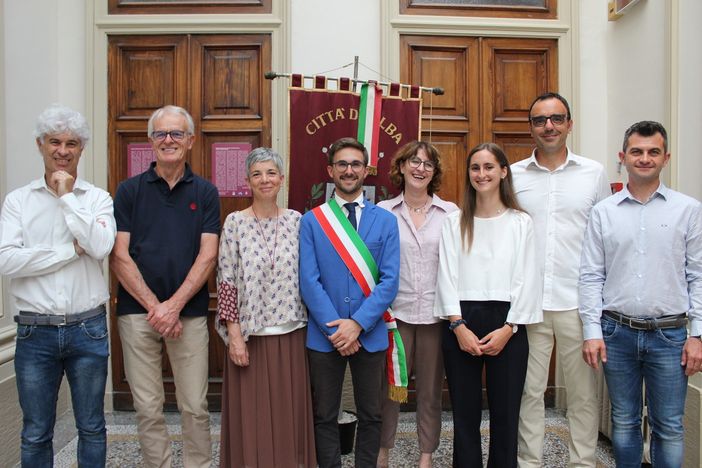 La squadra del sindaco Alberto Gatto, uscito vincitore dalle comunali dell'8 e 9 giugno scorsi (foto Gisella Divino). Da sinistra Roberto Cavallo, Gigi Garassino, Caterina Pasini, Alberto Gatto, Donatella Croce, Lucia Vignolo, Davide Tibaldi ed Edoardo Fenocchio