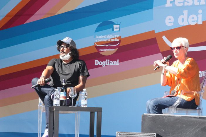 Alessandro Borghese con Alessandra Comazzi sul palco del Festival della Tv di Dogliani