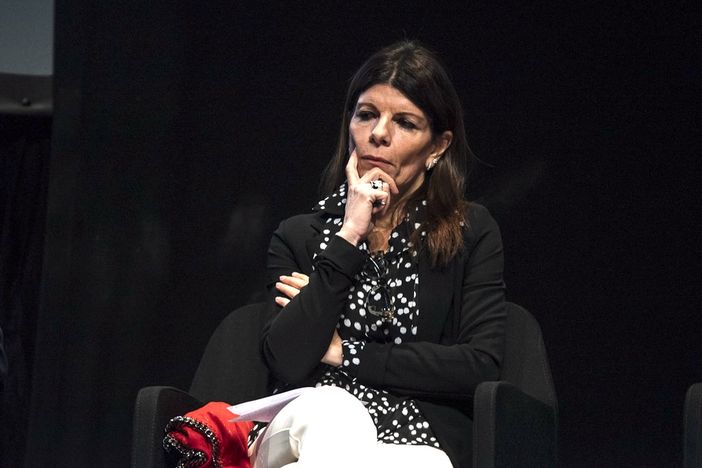 La dottoressa Laura Deodato, nuovo "aggiunto" presso la Procura della Repubblica di Asti al fianco del procuratore capo Biagio Mazzeo, nel corso di un incontro con le scuole sulla violenza di genere al Teatro Sociale di Alba (foto Barbara Guazzone)