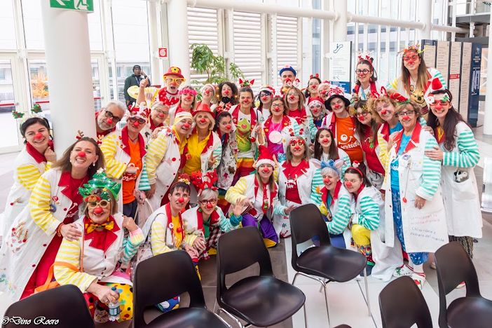 Natale di “Armonie e Sorrisi” all’ospedale di Verduno, grazie ai clown di Arcobaleno VIP [FOTO]