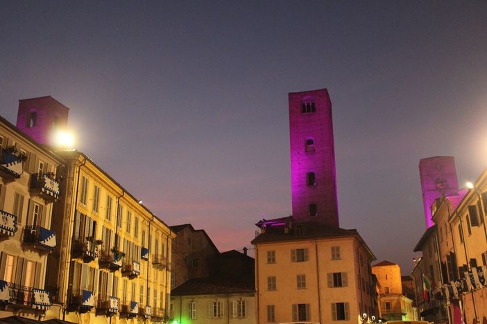 Alba per la ricerca: torri di piazza Risorgimento in rosa per tutto il mese di ottobre Alba per la ricerca: torri di piazza Risorgimento in rosa per tutto il mese di ottobre