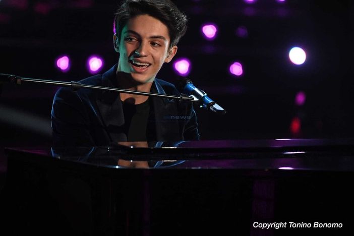 Matteo Romano, ieri sera, alla finale di Sanremo Giovani