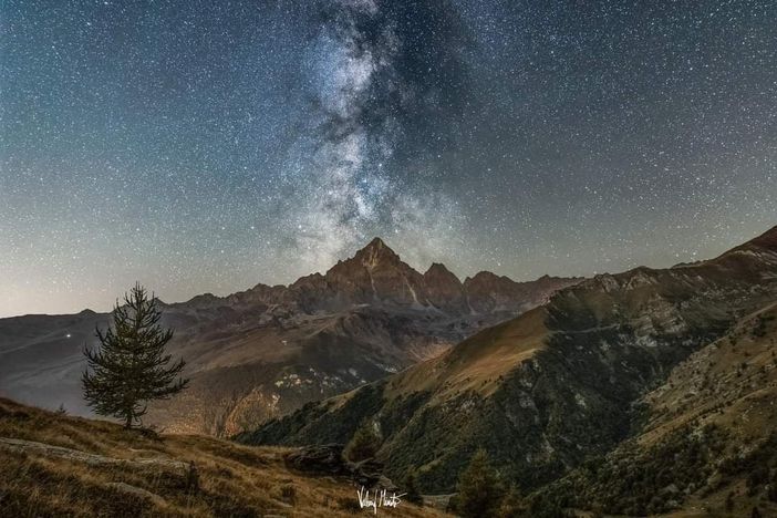 Lo splendido scatto del Monviso di notte ripreso da Valerio Minato