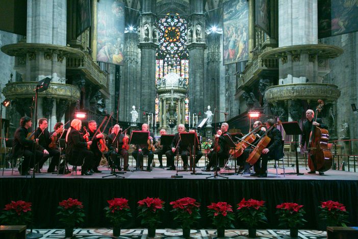 Uto Ughi e l’Orchestra “I Filarmonici” di Roma sul palco del Teatro Sociale di Alba Uto Ughi e l’Orchestra “I Filarmonici” di Roma sul palco del Teatro Sociale di Alba