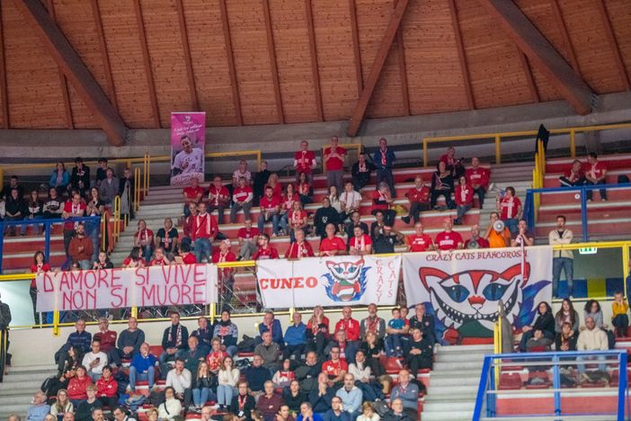 Volley A1F. A Busto Cuneo vince in campo e sugli spalti: "D'amore si vive, non si muore" (FOTOGALLERY)