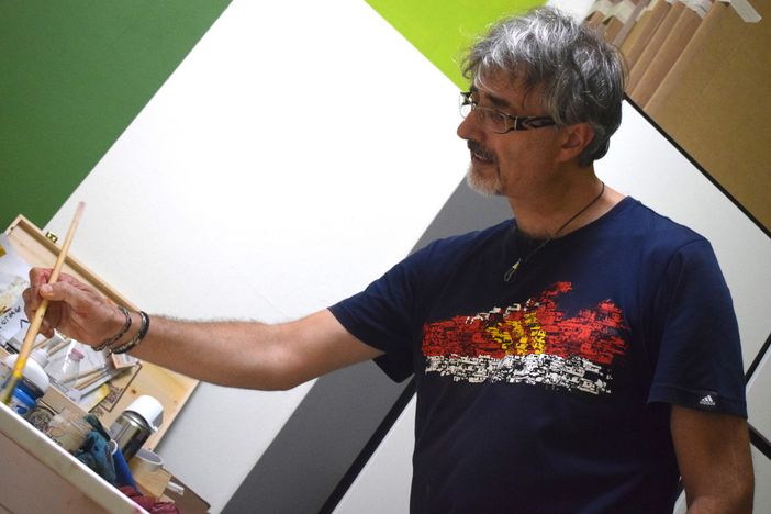 Maurizio D'Andrea al lavoro nel suo atelier