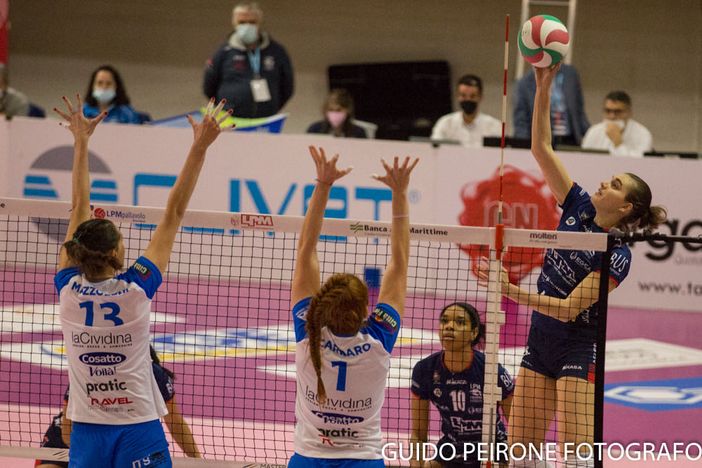 Alessia Populini in attacco contro Martignacco (foto Guido Peirone)