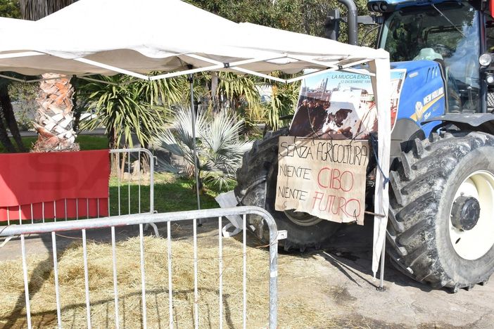 Una trentina i trattori in partenza da Cuneo: la protesta degli allevatori piemontesi si sposta a Sanremo
