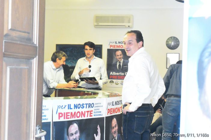 Alberto Cirio attende l'esito del voto nel suo quartier generale di Alba