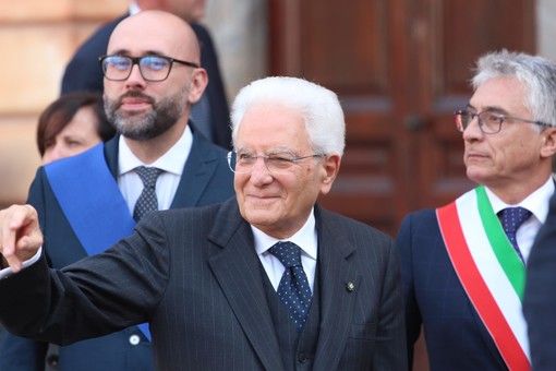 Il Presidente della Repubblica Sergio Mattarella, qui durante la sua visita ad Alba dell'autunno 2022, tra il presidente della Provincia Luca Robaldo e il sindaco albese Carlo Bo. Quest'ultimo figura tra i 180 primi cittadini della Granda vicini alla scadenza