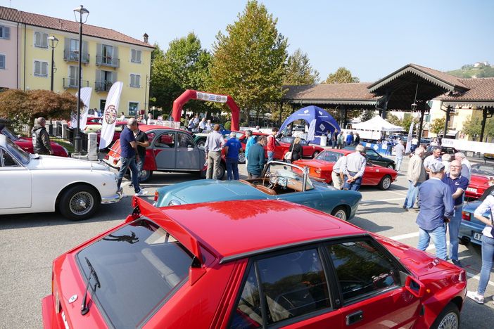 Una panoramica di auto storiche parcheggiate in piazza Umberto I a Santo Stefano Belbo in occasione di Ruote nella Storia 2023 Una panoramica di auto storiche parcheggiate in piazza Umberto I a Santo Stefano Belbo in occasione di Ruote nella Storia 2023