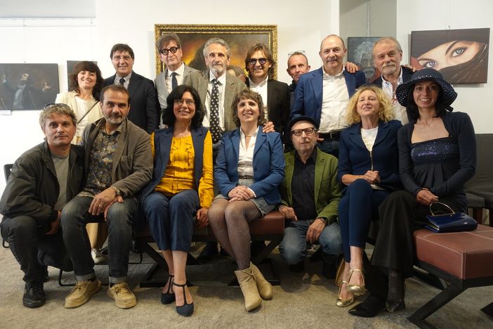 Riccardo Testa circondato da ospiti e amici al finissage della sua mostra, a Bra