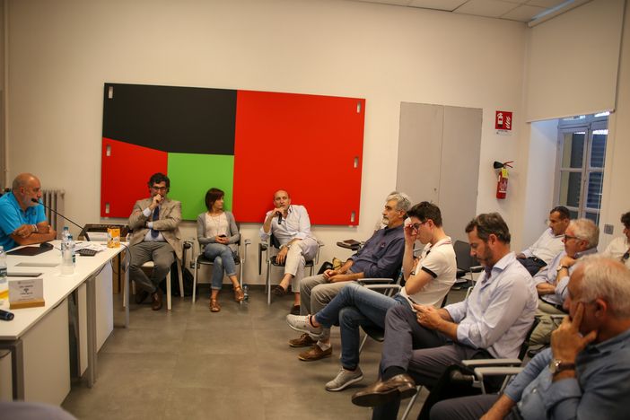 Ad Alba la sezione vini e liquori di Confindustria Cuneo analizza il mercato e mette in dialogo le parti coinvolte nelle politiche agricole territoriali Ad Alba la sezione vini e liquori di Confindustria Cuneo analizza il mercato e mette in dialogo le parti coinvolte nelle politiche agricole territoriali