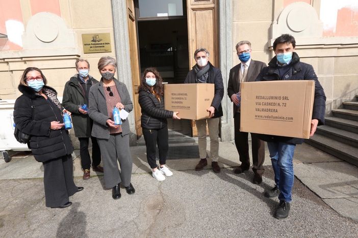 La consegna delle borracce alla sede dell'Istituto "Cillario Ferrero"