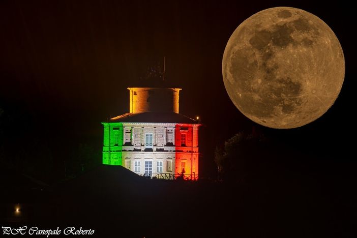 Spettacolo in cielo oggi con l’ultima Superluna dell’anno (e non solo)