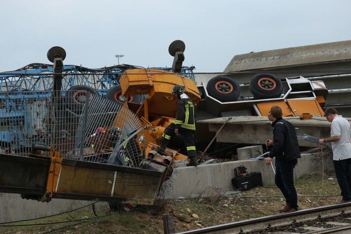 La gru sui binari del treno, immagine d'archivio La gru sui binari del treno, immagine d'archivio