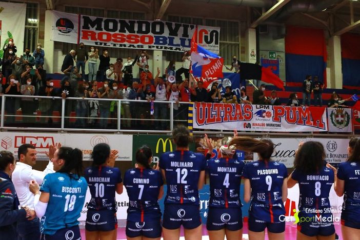 La Lpm Bam Mondovì con i suoi tifosi (foto Cristiano Silvestri) La Lpm Bam Mondovì con i suoi tifosi (foto Cristiano Silvestri)