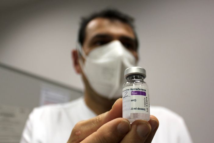 Il verdetto Ema: «AstraZeneca vaccino sicuro ed efficace. Alcun nesso con casi di trombosi»