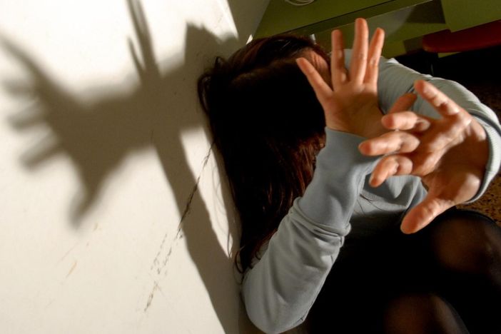 Ventiduenne a giudizio per violenza sessuale aggravata, maltrattamenti e sequestro di persona Ventiduenne a giudizio per violenza sessuale aggravata, maltrattamenti e sequestro di persona