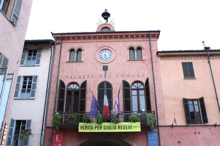 Lo striscione rimosso dal municipio nell'estate 2019