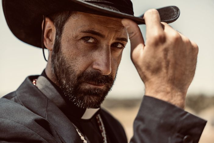 Andy Barreca è Mateo in "The Ecstasy of Gold"