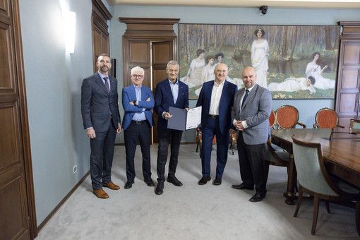 La consegna della certificazione ai vertici dell'Istituto di credito astigiano