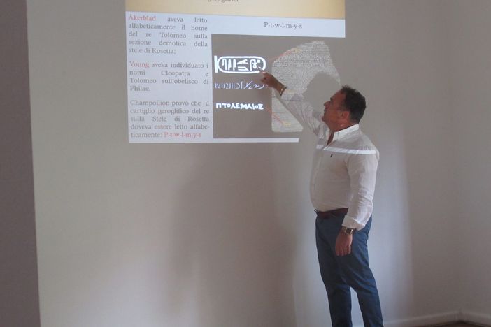 Da sinistra l’artista Andrea Armagni, la curatrice della mostra Ivana Mulatero, l’architetto Ezio Ingaramo e il professore Roberto Buongarzone