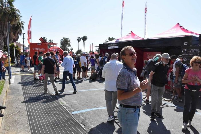 Sanremo dà il benvenuto al Giro d’Italia: tanti appassionati dal Piemonte e c’è anche chi arriva dall’Australia [FOTO E VIDEO]