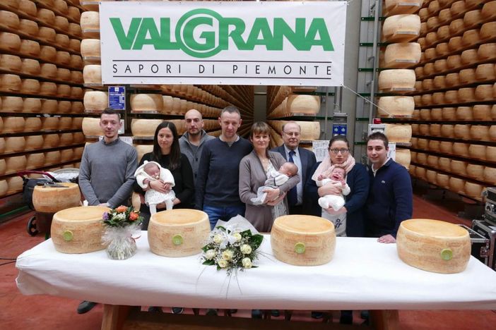 Una forma di Piemontino ai primi nati dell'anno: Valgrana festeggia la 5ª edizione dell’iniziativa