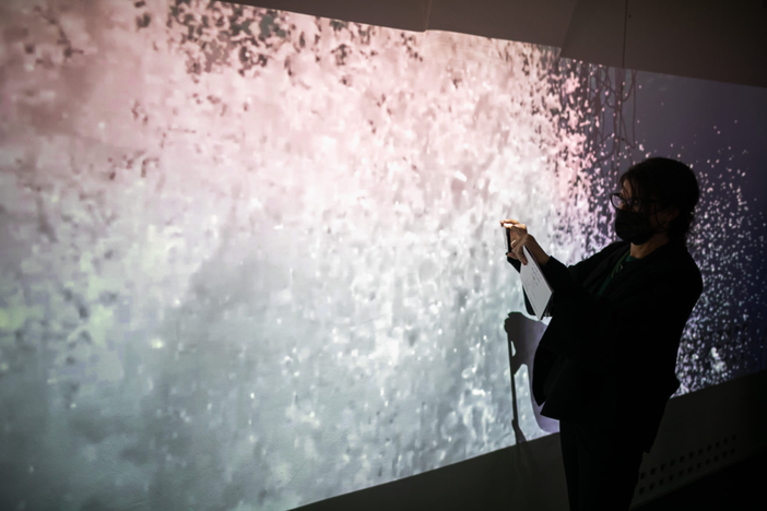 Spettatori alla mostra “Capire il cambiamento climatico. Acqua, una risorsa insostituibile” (Ph. Loris Salussolia)