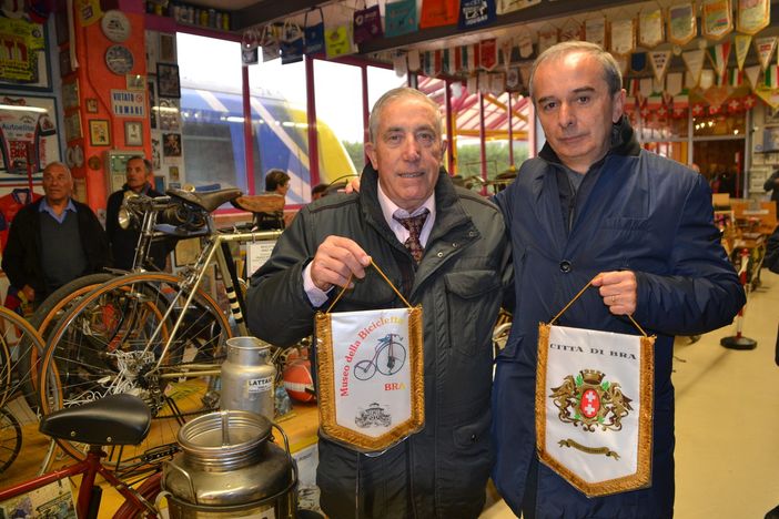 Bra, il cavaliere Luciano Cravero compie 82 anni, pensando al suo Museo della Bicicletta