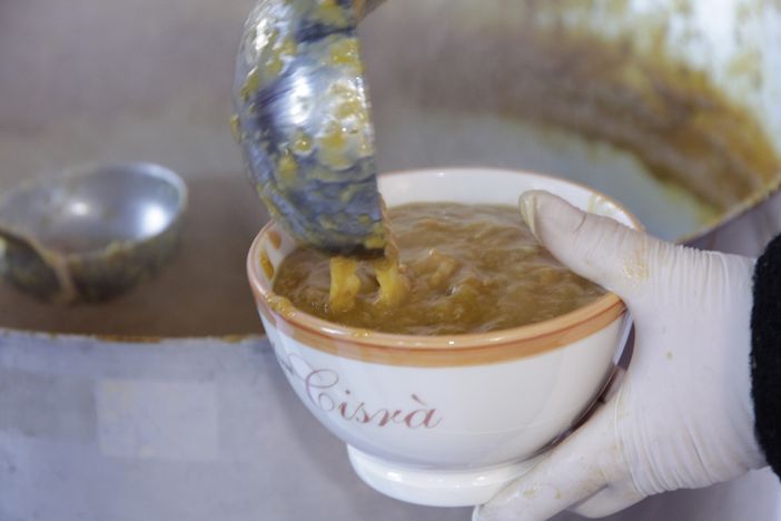 La "cisrà", tradizionale minestrone di trippe e ceci