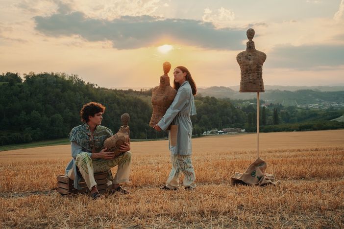 Moda e arte come strumenti di critica sociale: una mostra a Bra