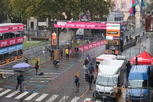 Il maltempo rallenta il Giro: tappa accorciata dopo la protesta degli atleti