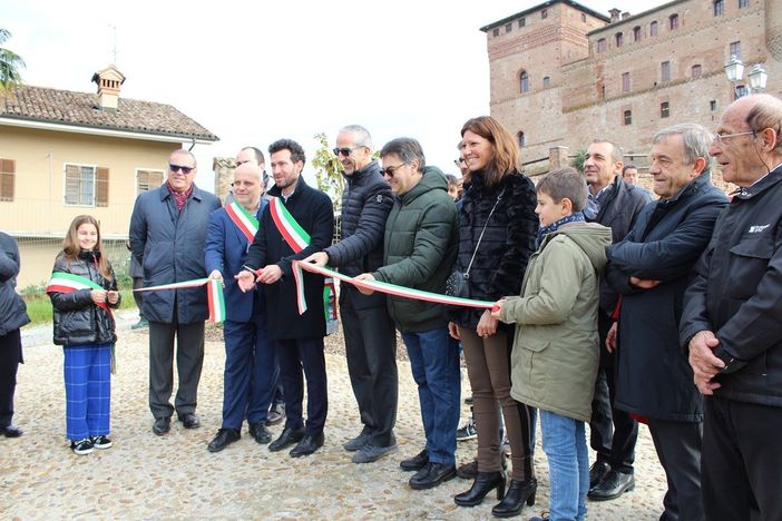 Grinzane Cavour: inaugurato il belvedere Unesco ai piedi del castello Grinzane Cavour: inaugurato il belvedere Unesco ai piedi del castello