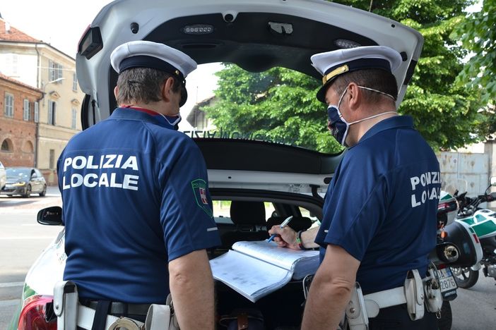 A Bra in centro, di sera, ma senza mascherina: multe da 400 euro per 10 persone