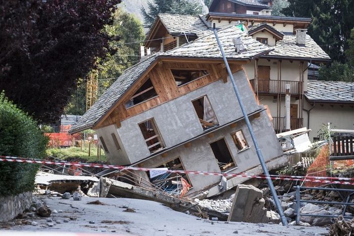 La foto simbolo dell'alluvione a Limone La foto simbolo dell'alluvione a Limone