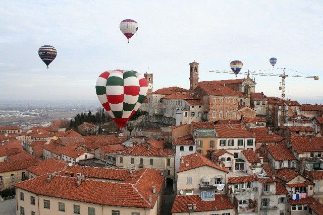 Troppo alto il rischio sanitario: niente mongolfiere, cancellato il Raduno Aerostatico di Mondovì