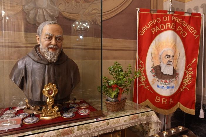 Il busto di padre Pio, chiesa dei Battuti Neri, a Bra
