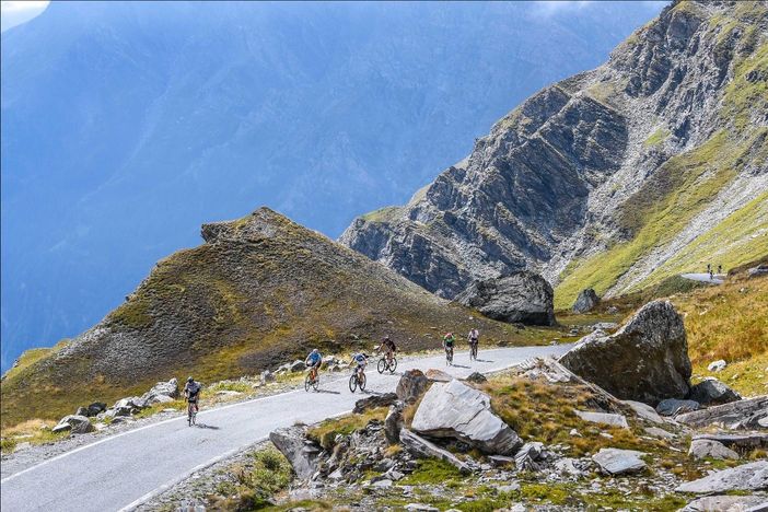 Sfidare il colle dell’Agnello in bicicletta: riprendono le Scalate leggendarie nelle Terre del Monviso