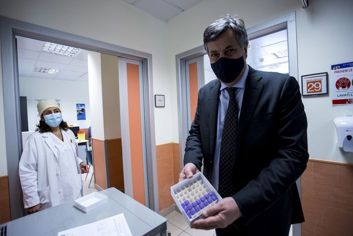 L'assessore Luigi Genesio Icardi con i vaccini Covid L'assessore Luigi Genesio Icardi con i vaccini Covid