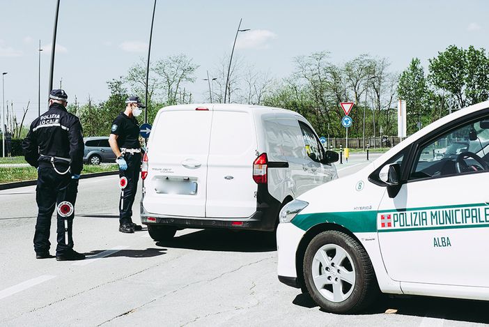 Controlli della Polizia Locale albese (archivio) Controlli della Polizia Locale albese (archivio)