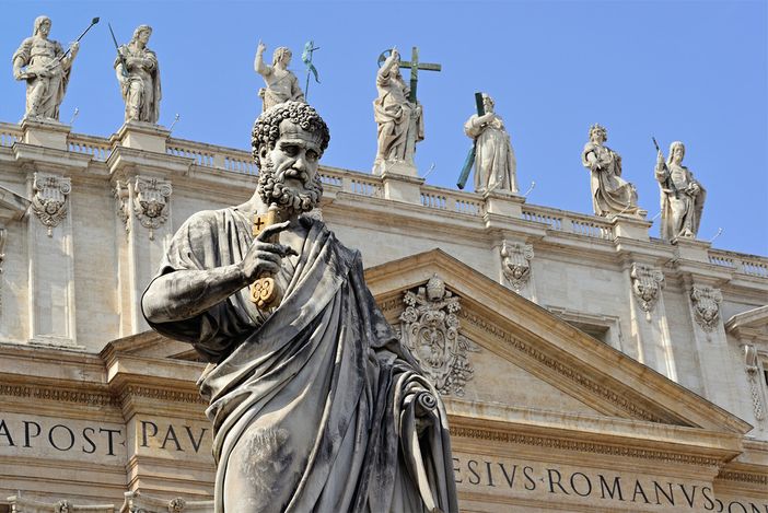 In foto la statua di san Pietro in Vaticano